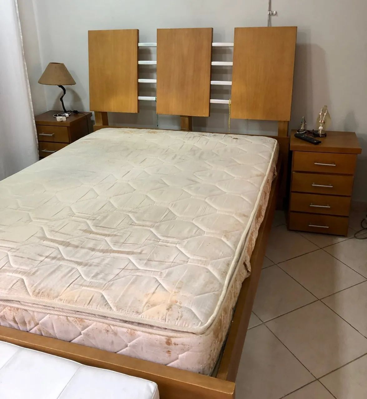 Cama de casal em madeira 