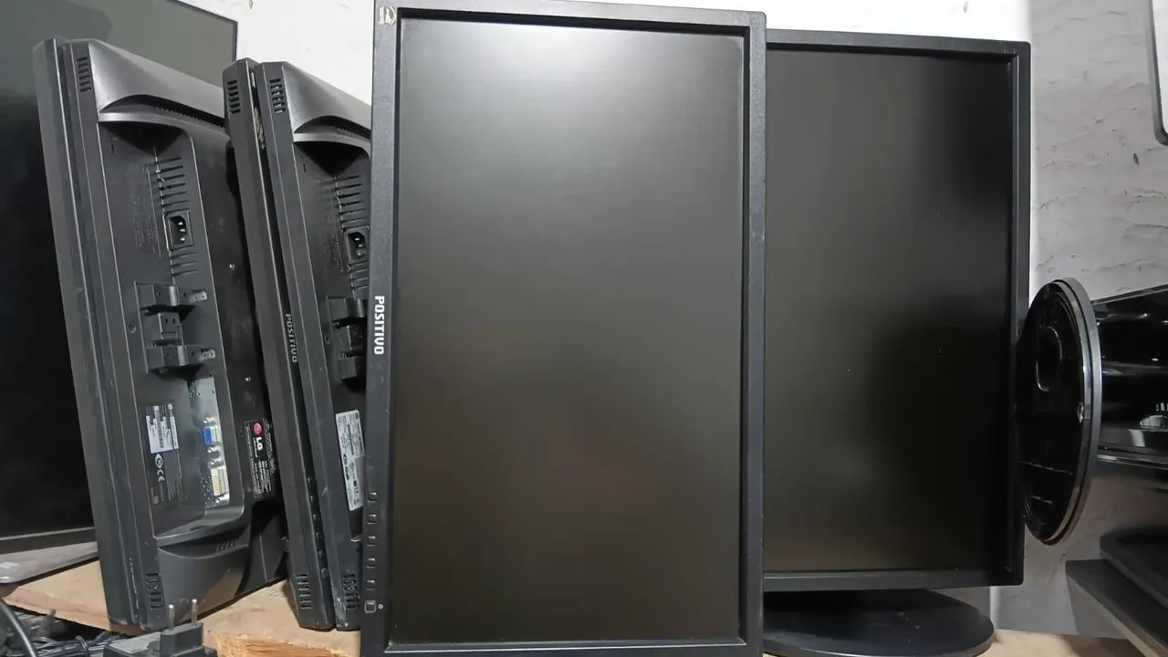 MONITOR 20 POLEGADAS , entrada vga e Dvi <br> VGA E DVI<br>130 REAIS