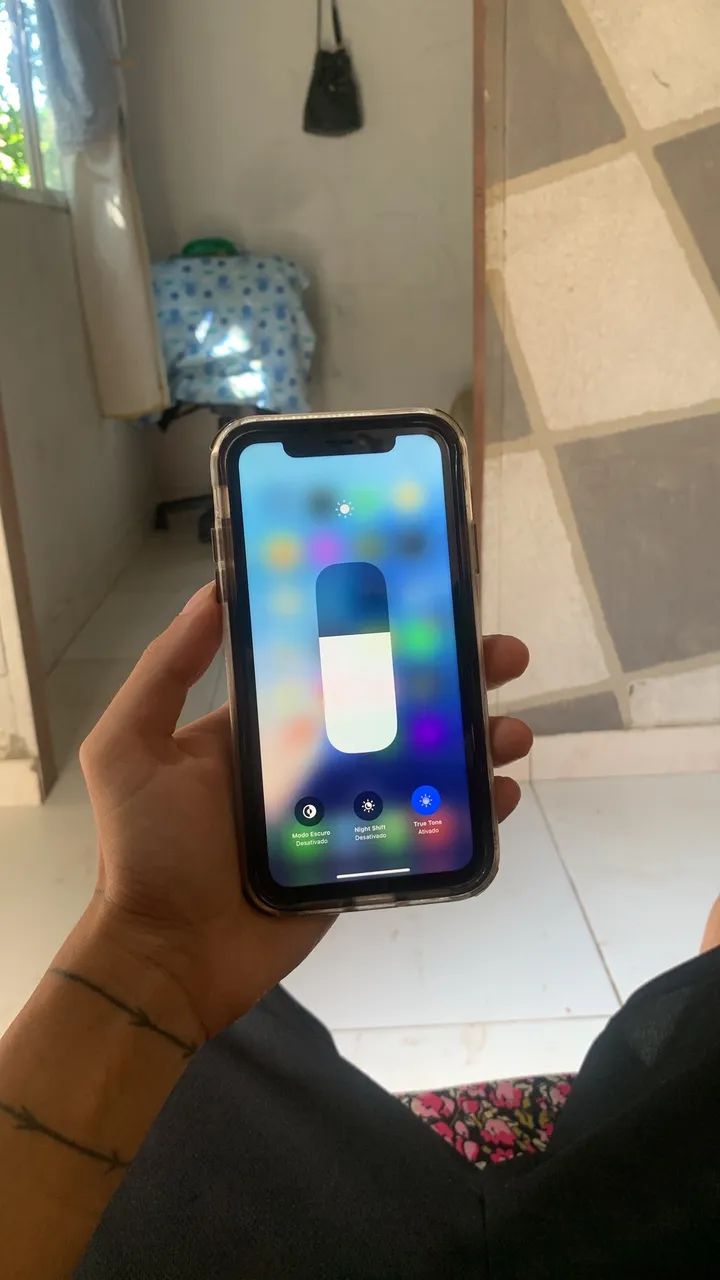 iPhone XR cor branco vendo ou troco  - Foto 3