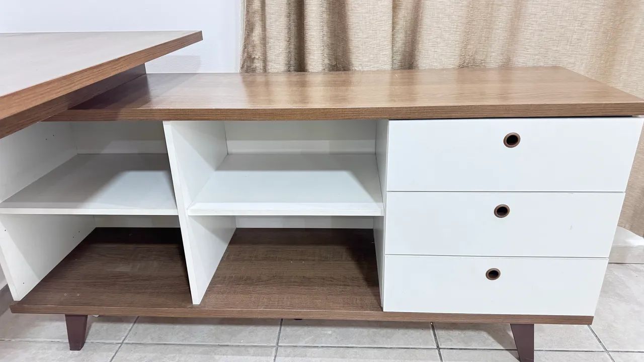 Escrivaninha em L estilo retrô   Branco e Amaderado