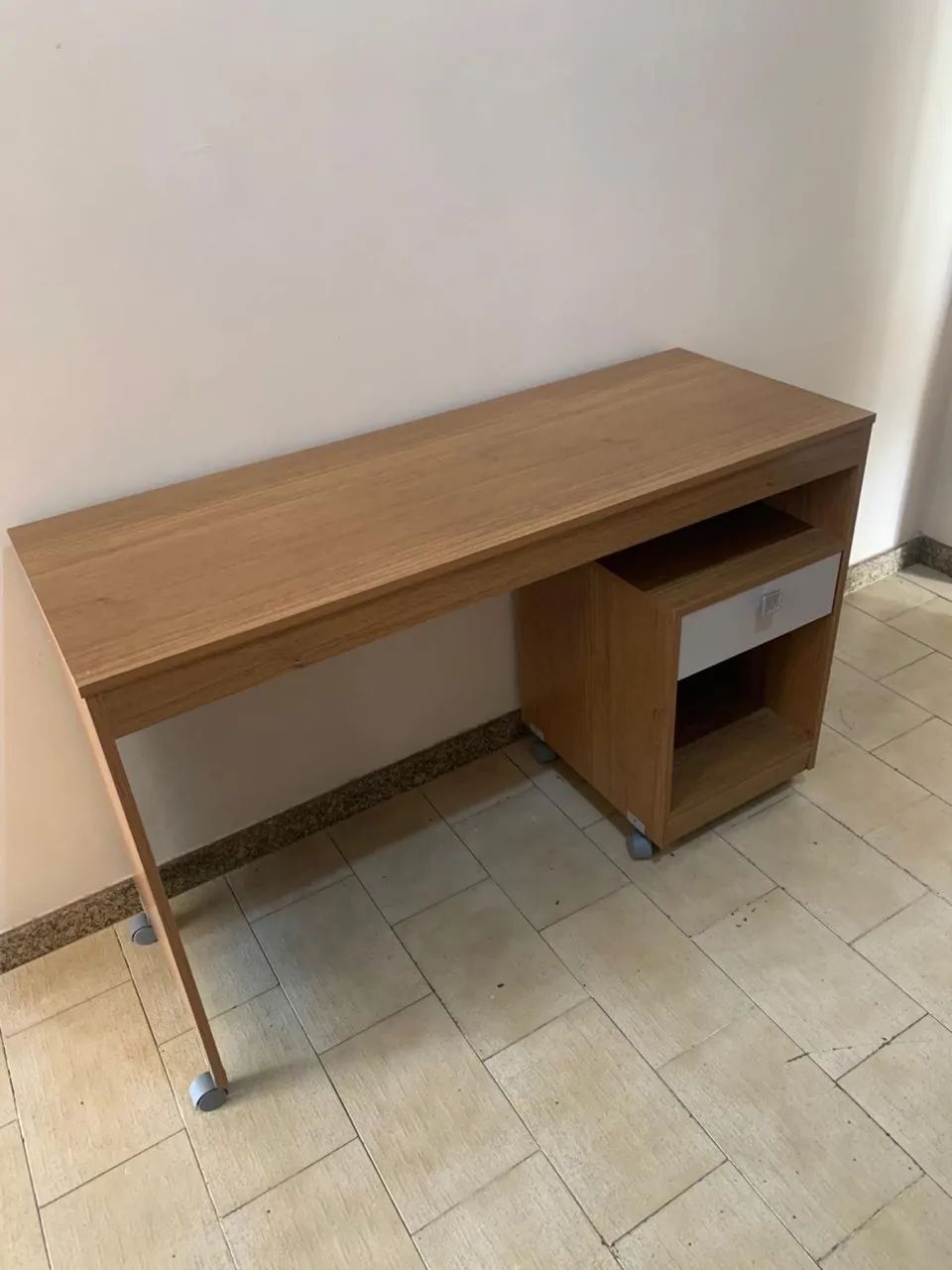 Escrivaninha com rodízio 