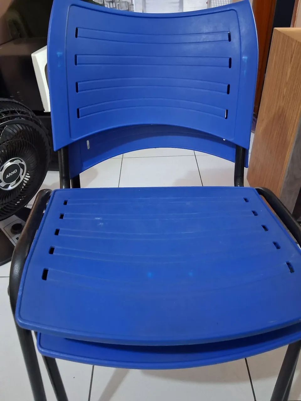 2 (duas) Cadeiras para recepção R$ 100 00 - Foto 2