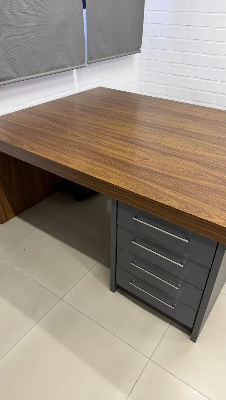 Mesa e estante de escritório