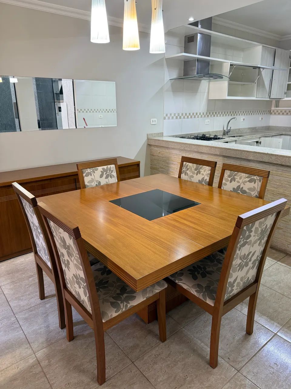 Mesa com 6 cadeiras