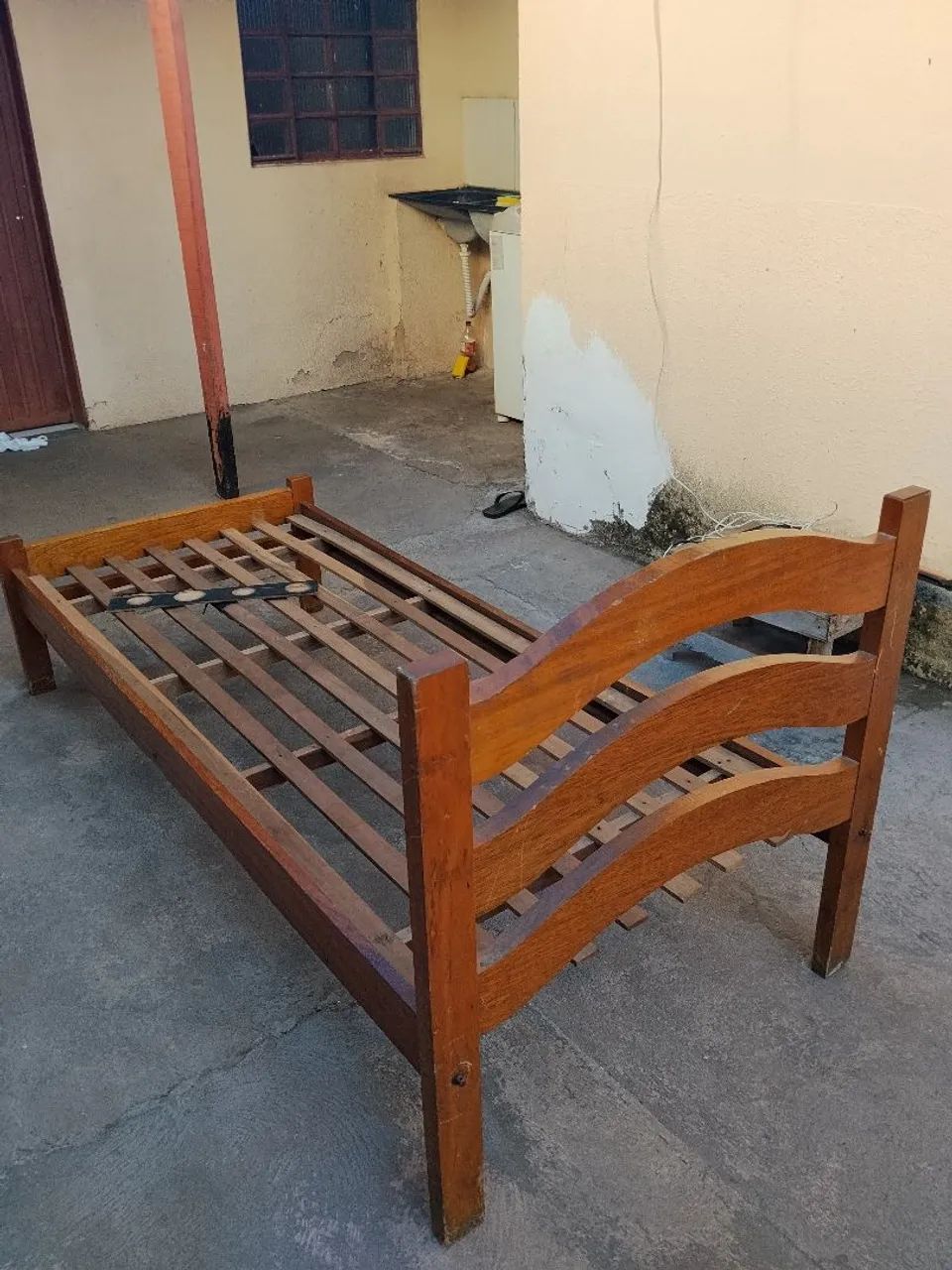 Cama solteiro de madeira bruta - Foto 4