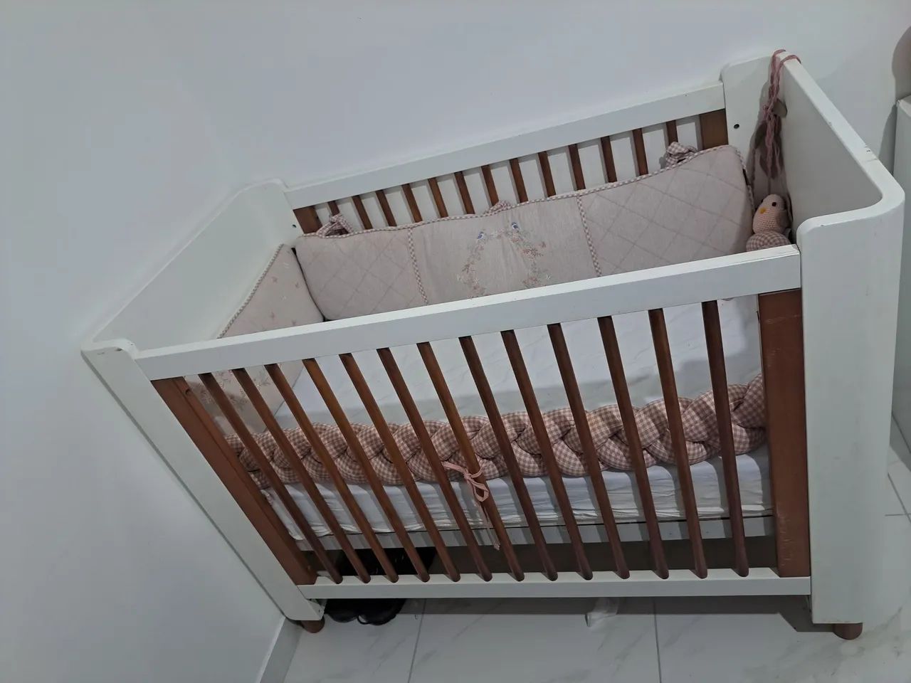Vende-se berço madeira maciça e mdf, completo. - Foto 2