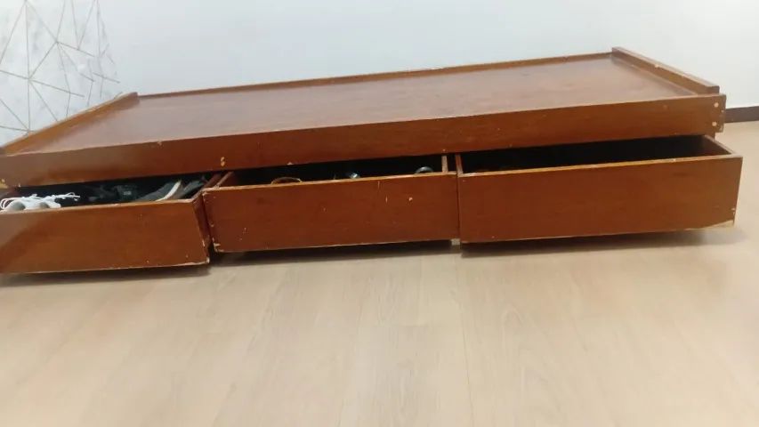 Cama de madeira com 3 gavetas 88cm x 200cm x 32cm