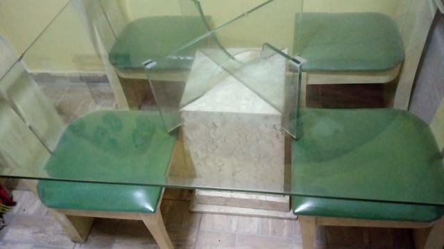 Mesa com 4 cadeiras de mármore e vidro - Foto 3