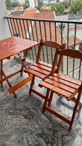 Conjunto mesa em madeira com 2 cadeiras