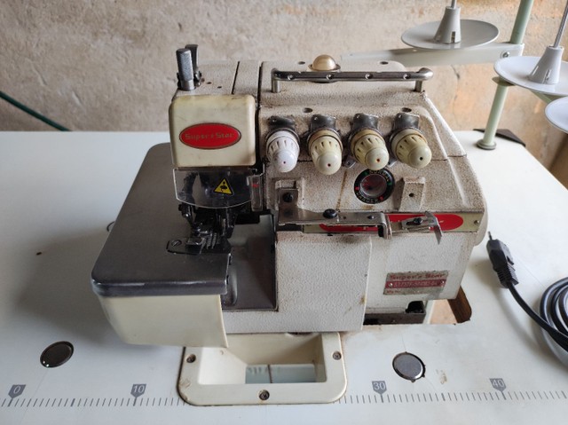 Máquina de costura overlock e galoneira - Foto 2