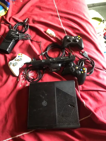 Xbox 360 Bloqueado (Usado) em ótimo estado + 1 controle original e 1  paralelo + 10 jogos originais + Kinect + duas baterias e carregadores.