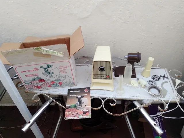 Moedor de carne antigo , 110v , funcionando perfeitamente , item de colecionador.