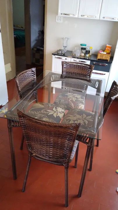 Mesa de vidro com moldura e cadeiras de junco c