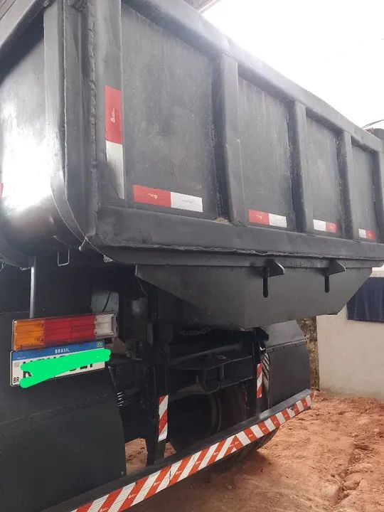 Caminhão basculante Mercedes Benz. - Foto 2