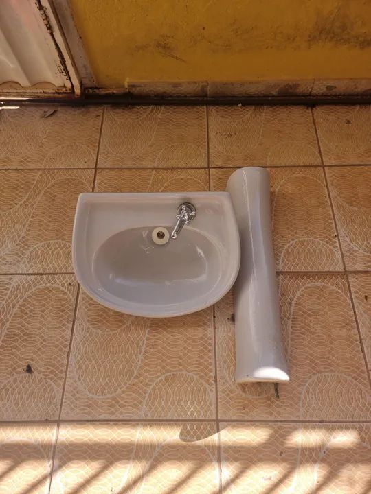 Pia de banheiro com torneira e suporte em Samambaia Sul 
