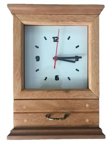 relógio de mesa em madeira maciça