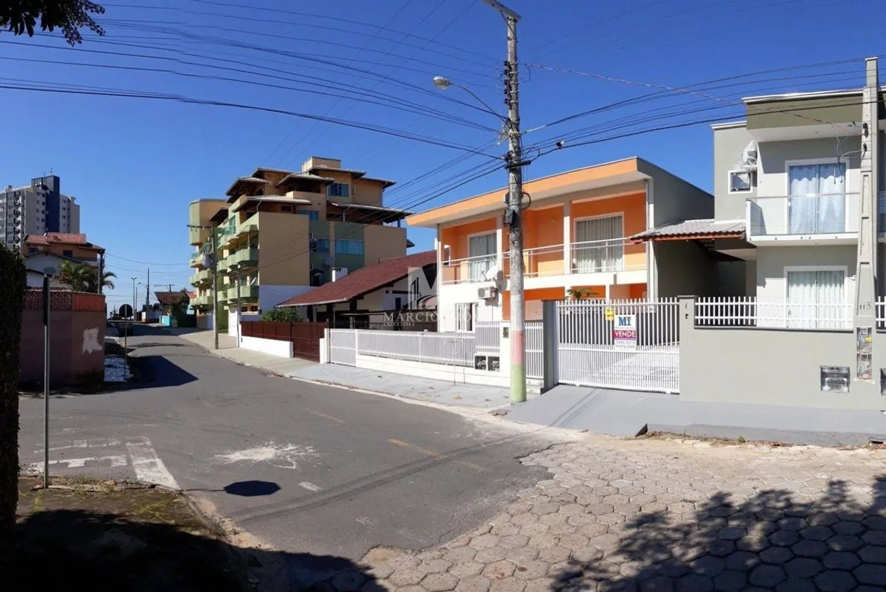 Sobrado para venda possui 154 metros quadrados com 3 quartos em Centro - Barra Velha - SC