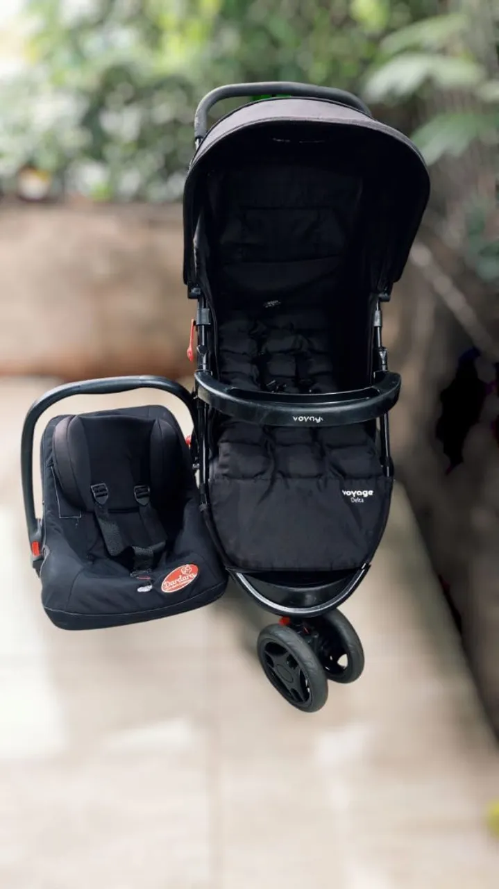 Carrinho de bebê e bebê conforto em ótimo estado