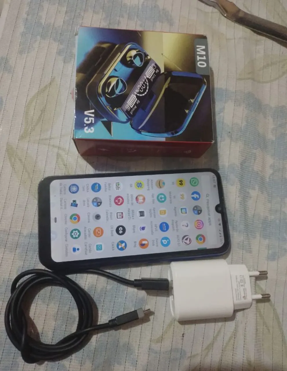 Vendo um celular Moto e6 plus, ainda vai com um fone e um carregador