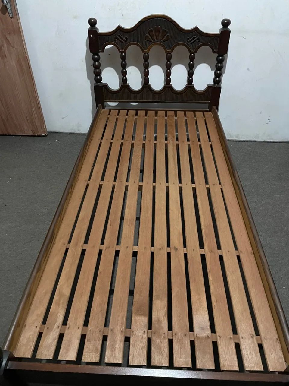 Cama madeira maciça com entalhes 