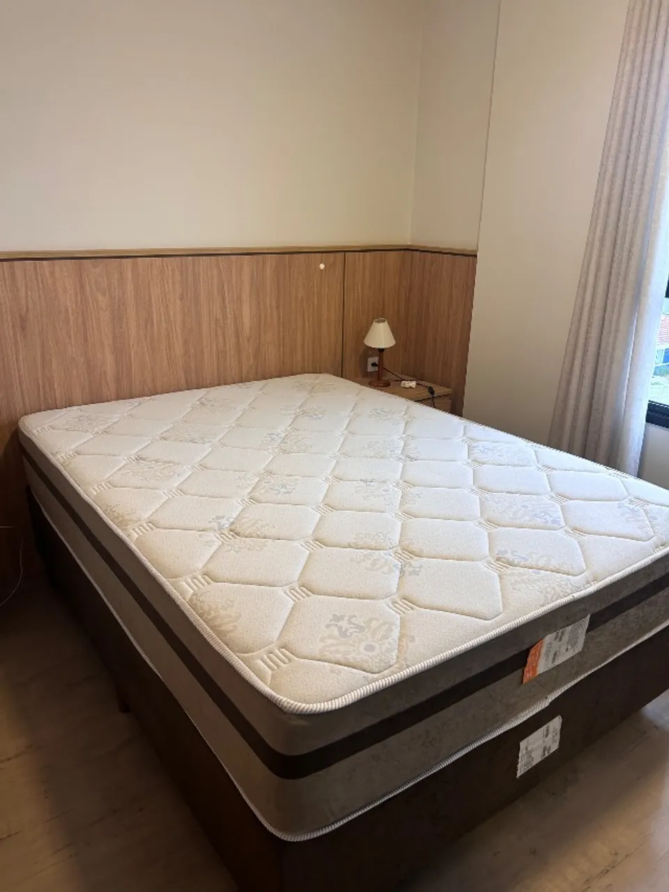 Cama casal em ótimo estado de conservação