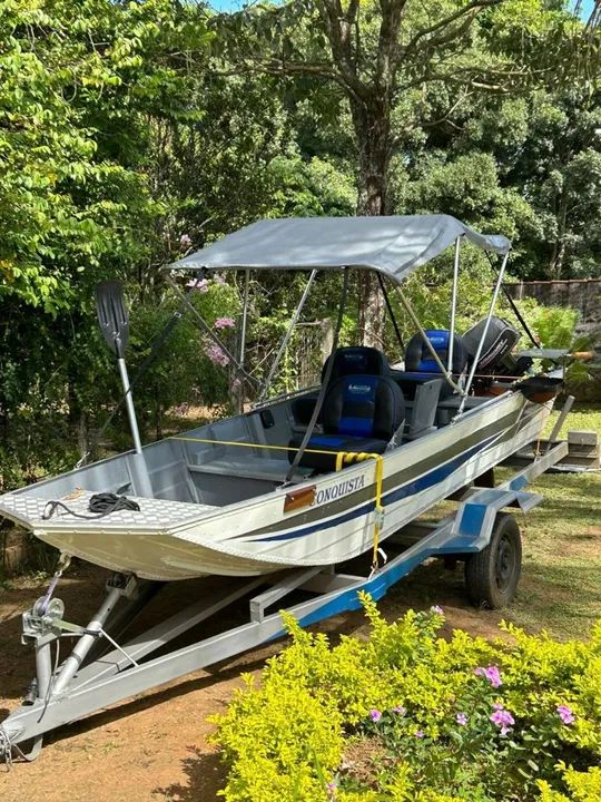 Barco com motor e trailer