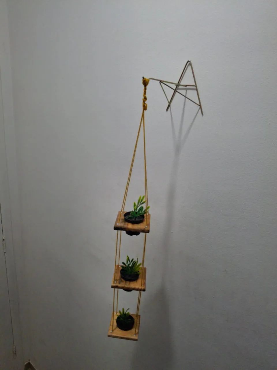  Jardineira suspensa de madeira com 3 vasos - Foto 5