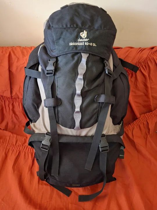MOCHILA DEUTER AIRCONTACT 60+10 SL + COM CAPA DE CHUVA.