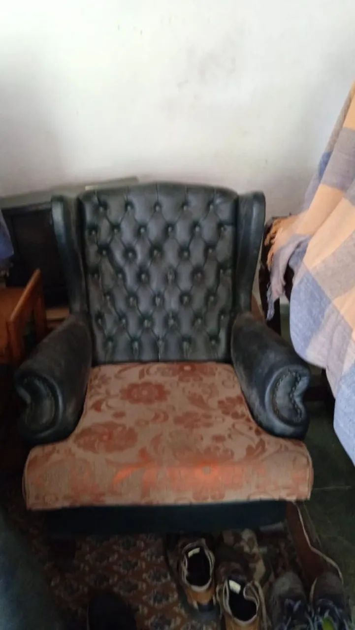 Sofá Clássico com Detalhes em capitone e Assentos Florais - Foto 4