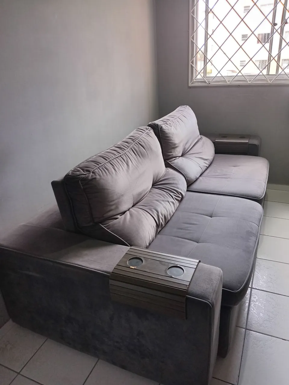 Sofá Cinza Confortável com Porta-Copos