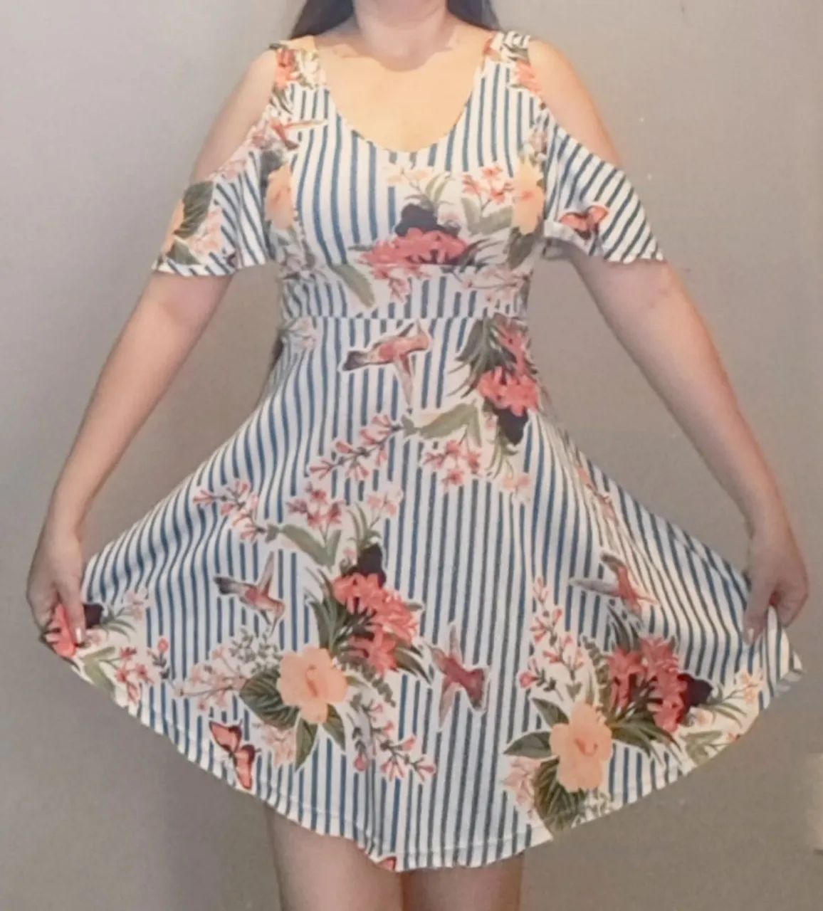 vestido em poliamida estampa floral e náutica acinturado com bojo 42. Sem forro.