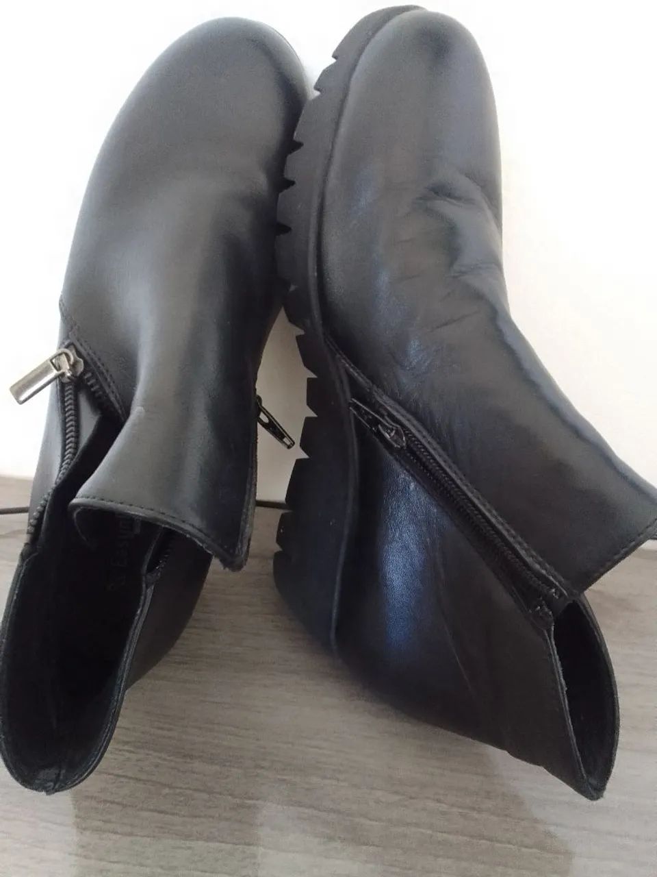Botas Femininas de Couro Preto