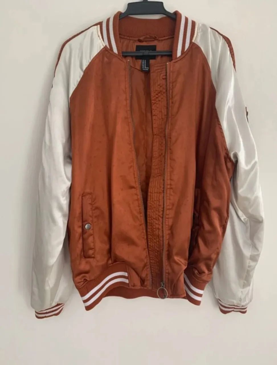 jaqueta bomber caramelo e off white Forever 21