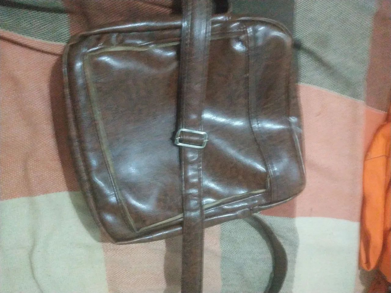 vendo ou troco bolsa de ombro em couro legítimo.80$ - Foto 2
