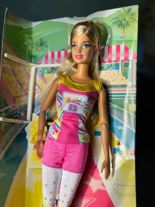 Barbie corredora articulada antiga Mattel Boneca Barbie - Brincando de Esportes - Foto 2