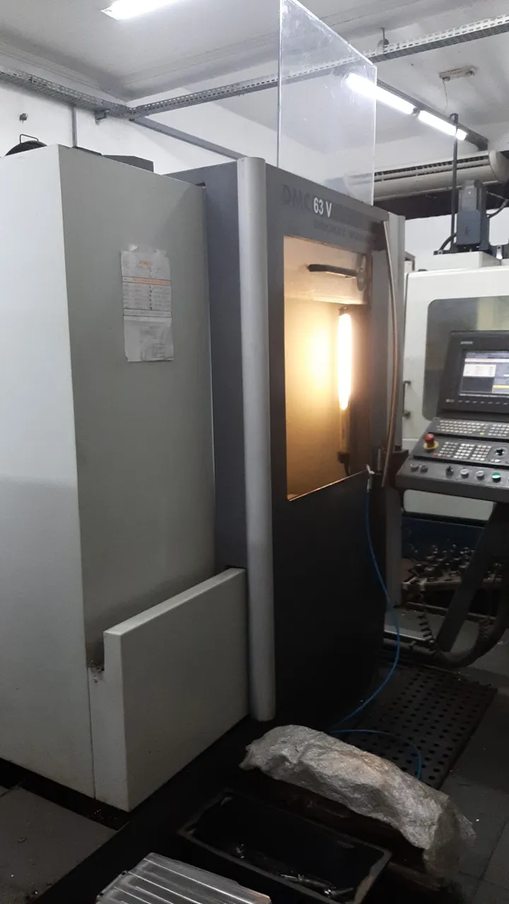 Centro de Usinagem DMG Deckel Maho DMC 63V