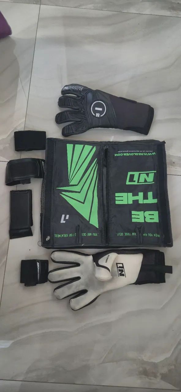 Luva de goleiro semi nova, com apenas 2 jogos de uso.