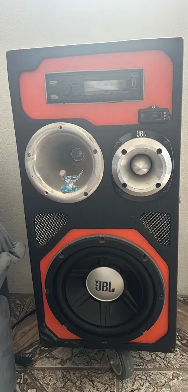 Caixa de som JBL com subwoofer e componentes