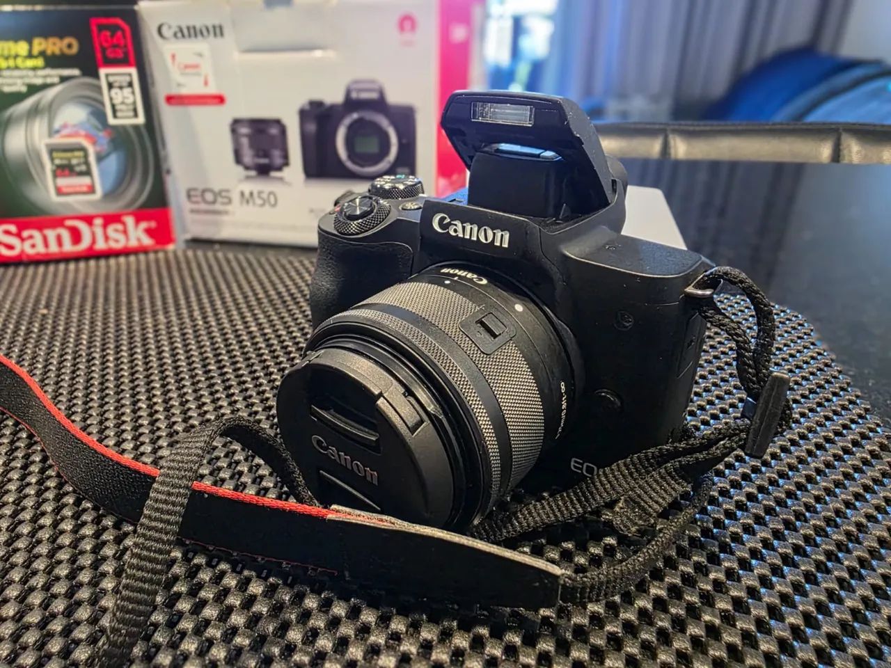 Câmera Canon EOS M50 com Lente 15-45mm