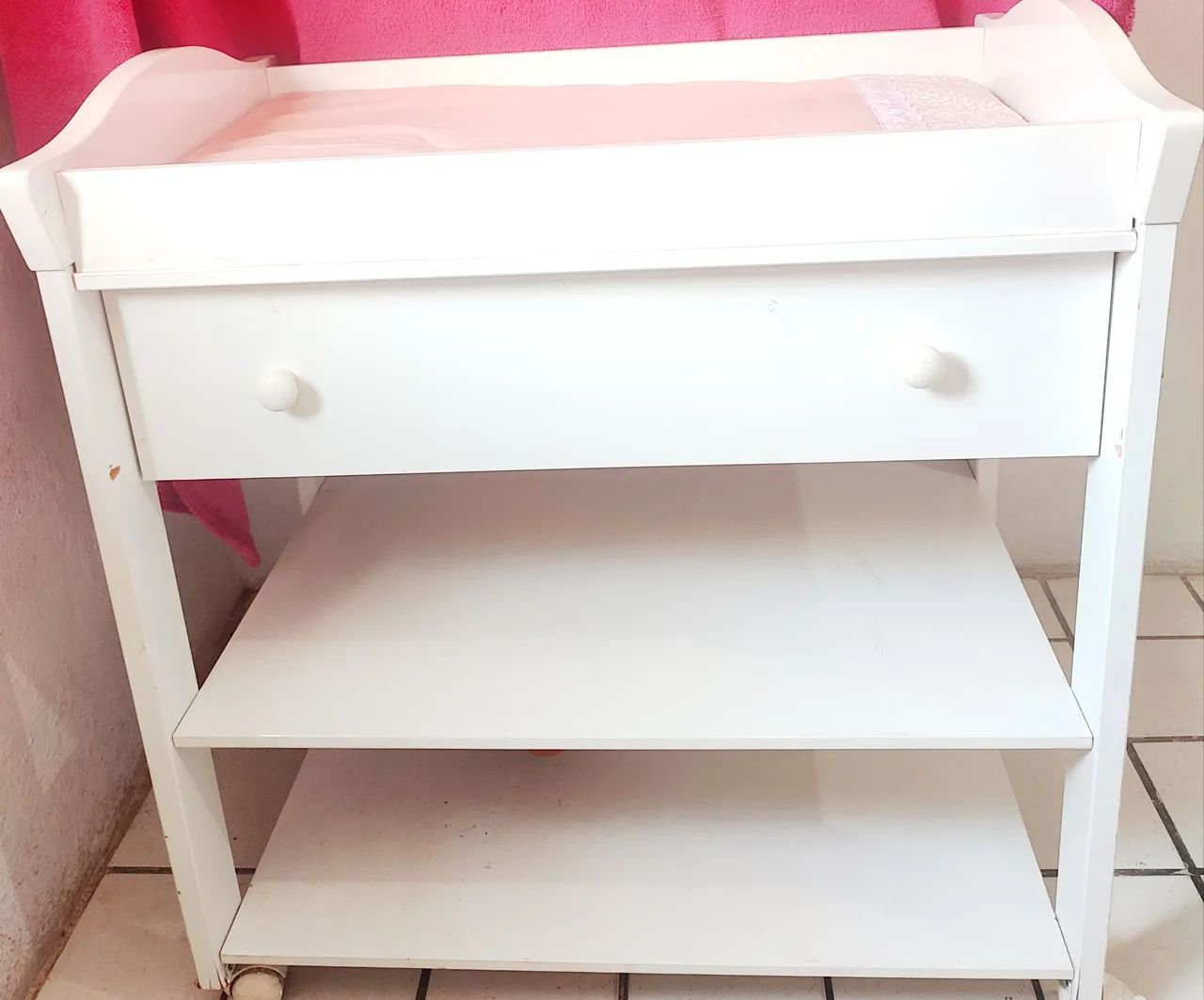 Trocador de bebê branco com prateleiras - Foto 4