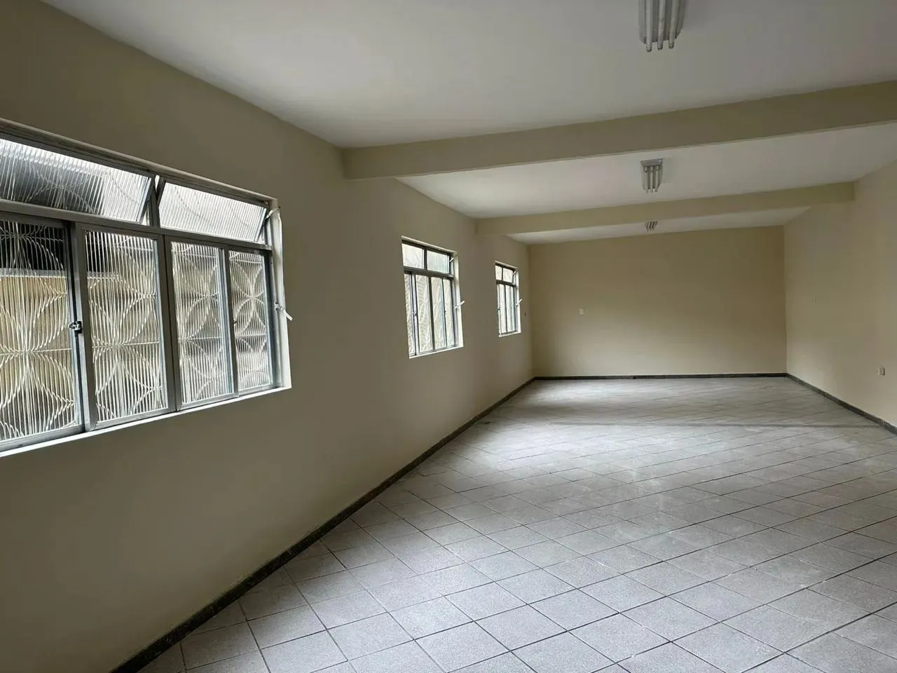 Ótima sala comercial para locação com 69 metros quadrados e 1 banheiro, Centro - Juiz de F