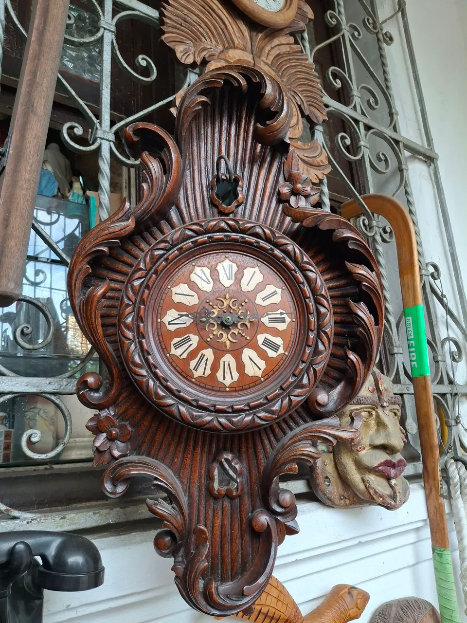 Relógio de parede antigo em madeira