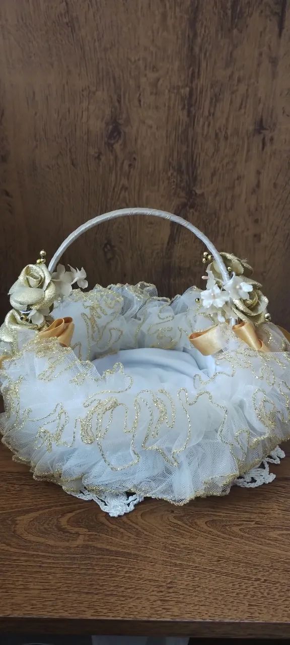 Cesta Porta Alianças Decorada com Flores Douradas