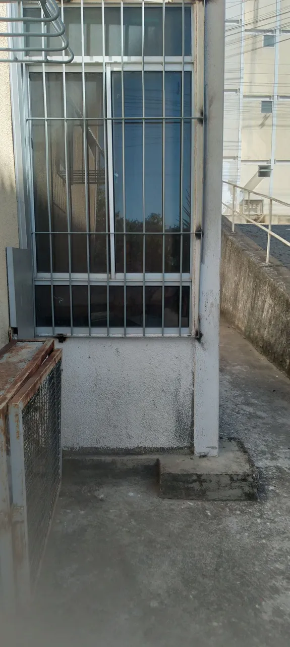 Janela de alumínio com grade de proteção