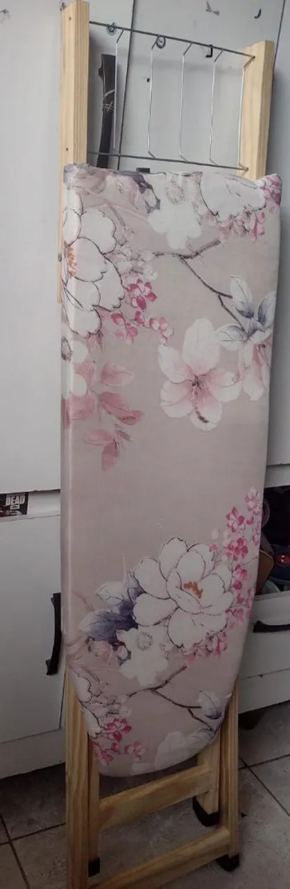 Tábua de passar roupa com estampa floral