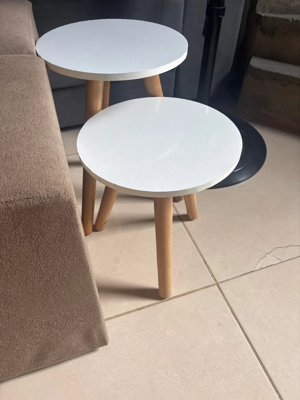 Mesinhas de apoio redondas com design moderno