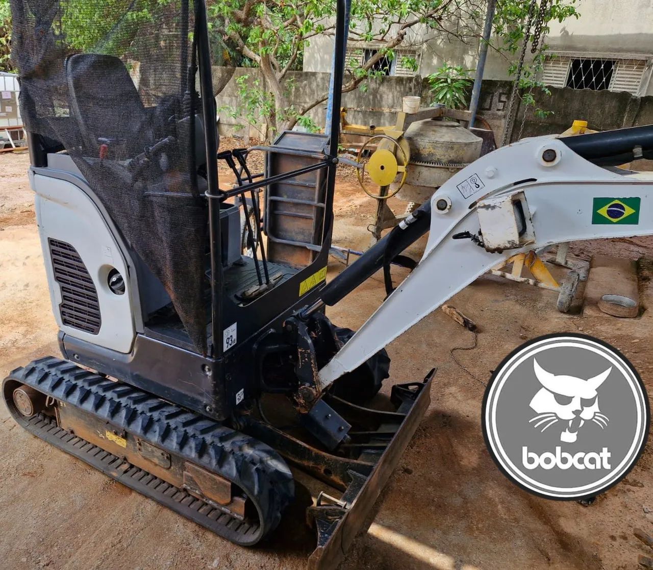 Mini escavadeira compacta Bobcat E20 e implementos  - Foto 3