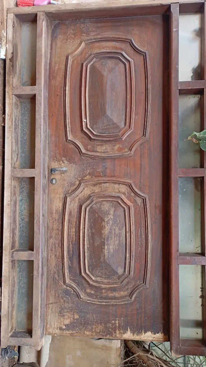 Porta de madeira com design clássico
