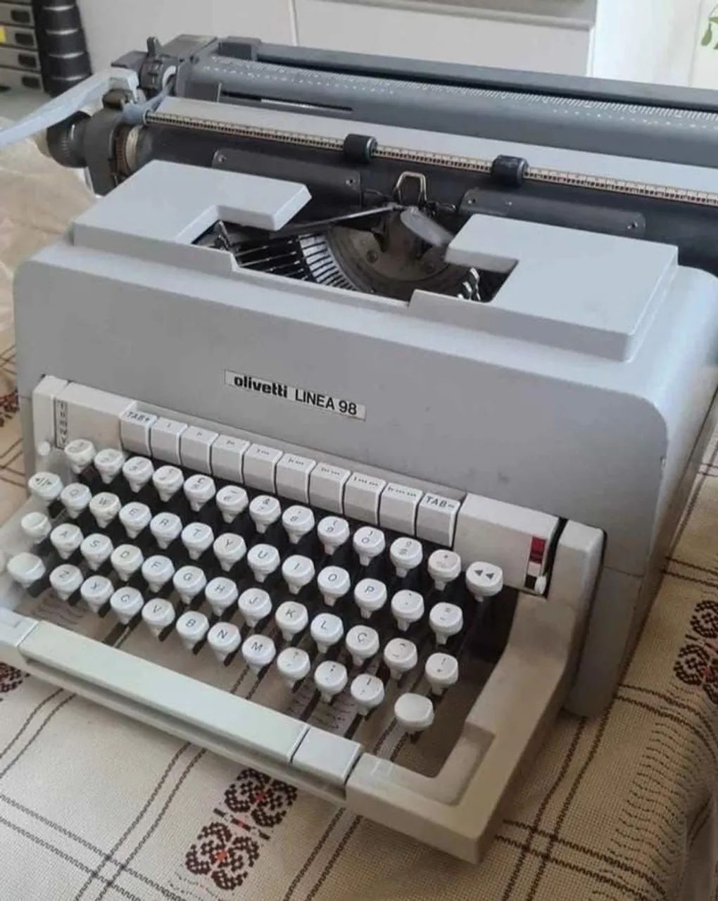 Máquina de Escrever Olivetti Linea 98 - R$800
