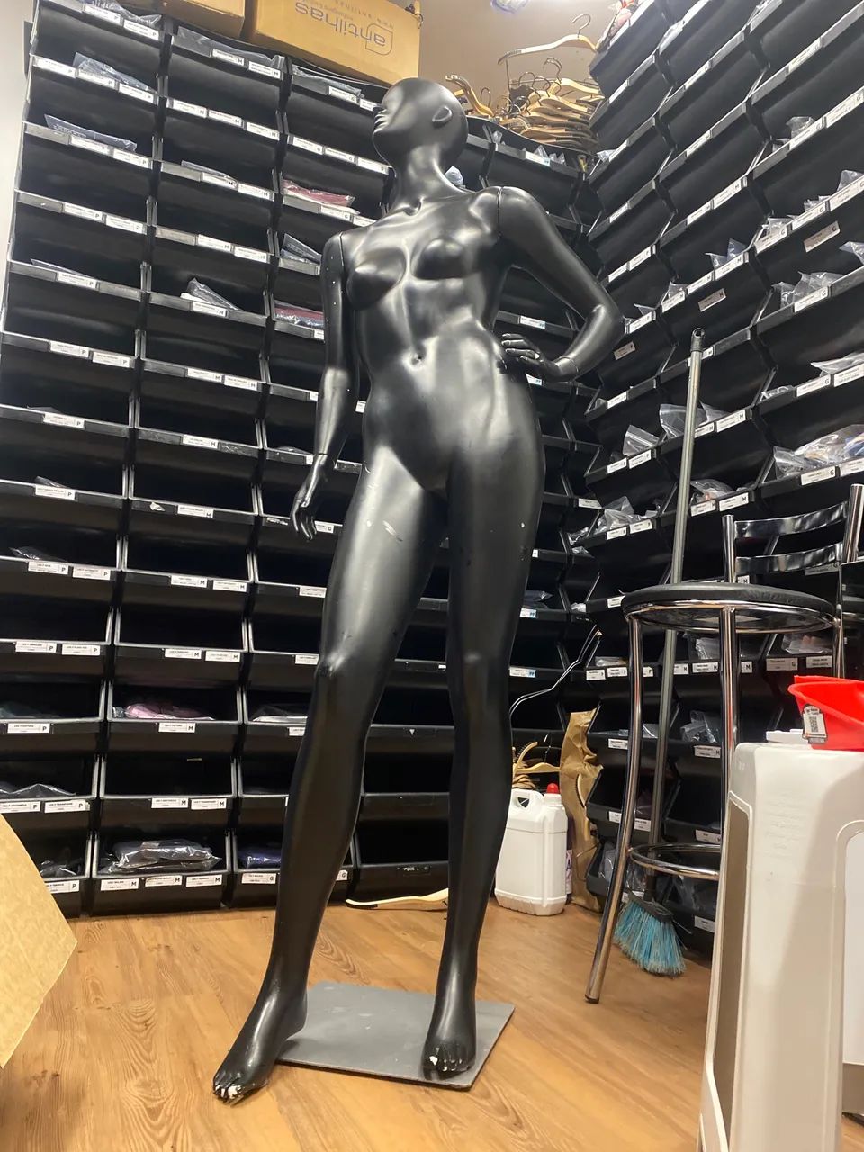 Manequim pose 64319603878913121